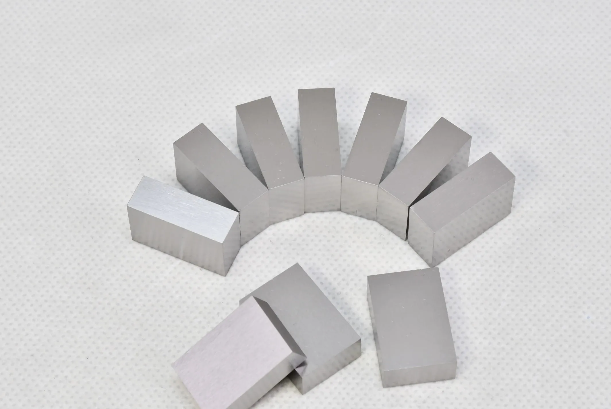 Tungsten alloy main shaft balancing block